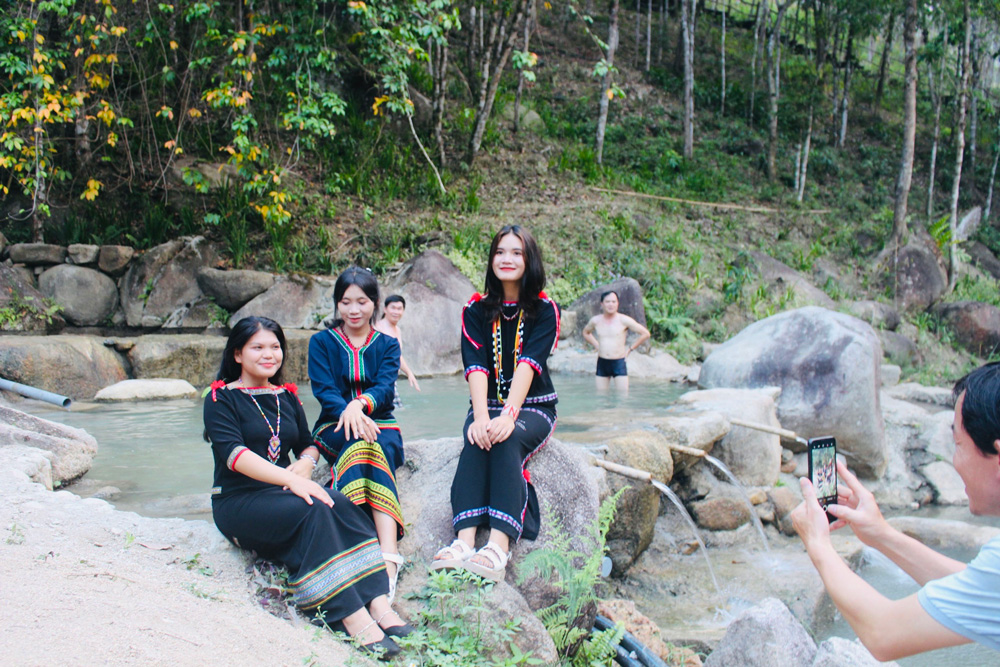 Suối khoáng nóng (Onsen) tự nhiên Daana giữa rừng xanh Đam Rông